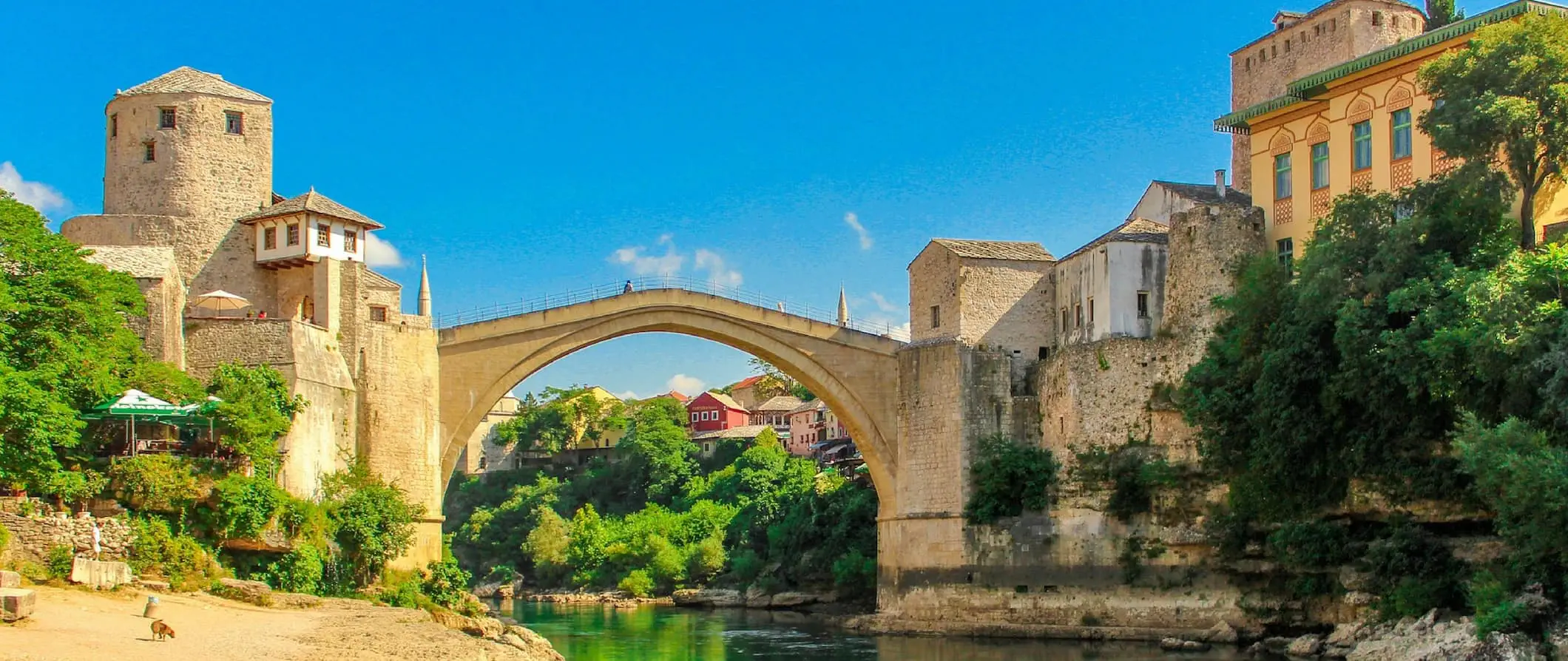 uma vista de uma ponte sobre a água na Bósnia e Herzegovina