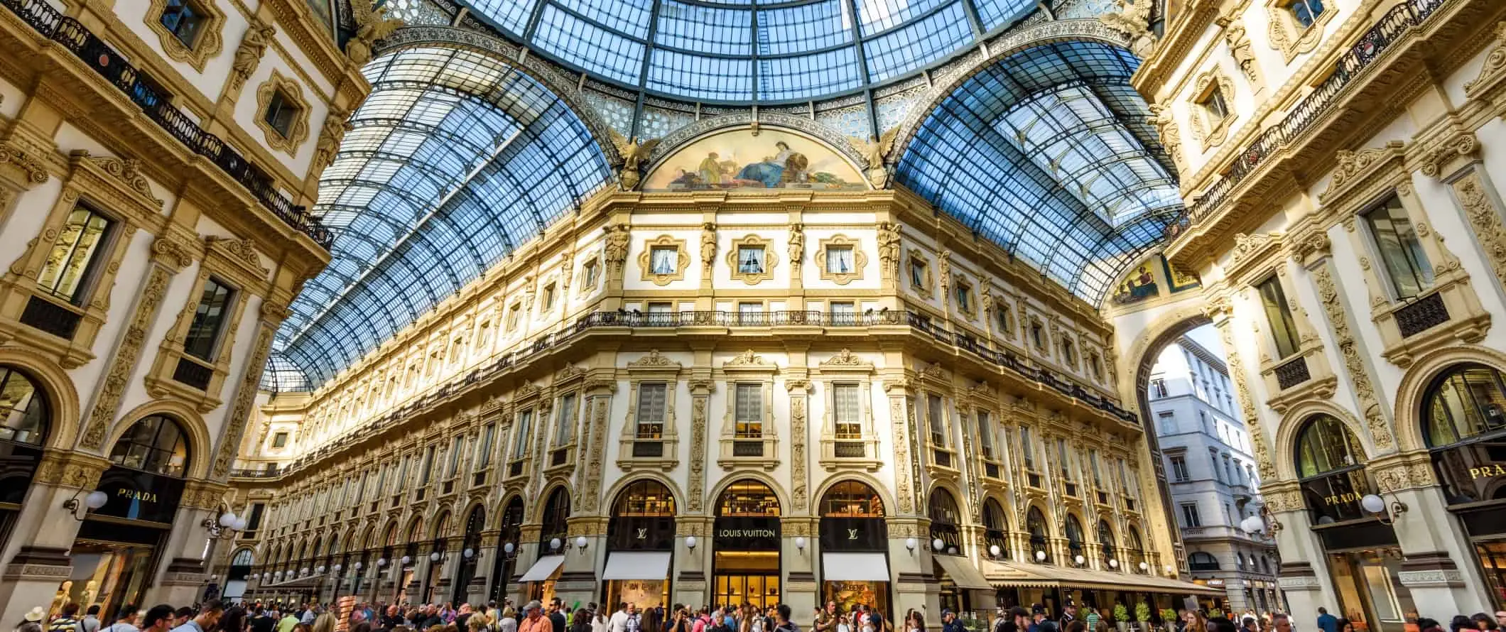 Galleria Vittorio Emanuele II inde i indkøbscenter med en 4-etagers med glastag i det centrale Milano.