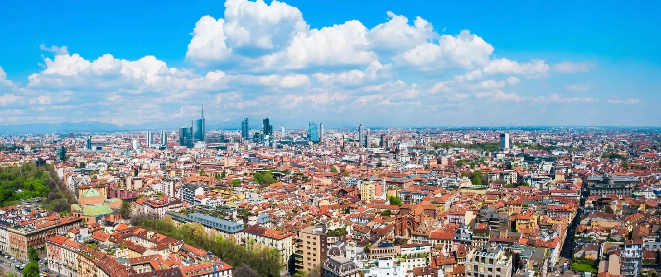 Nádherná a rozľahlá panoráma mesta Miláno, Taliansko za slnečného dňa s horami v pozadí