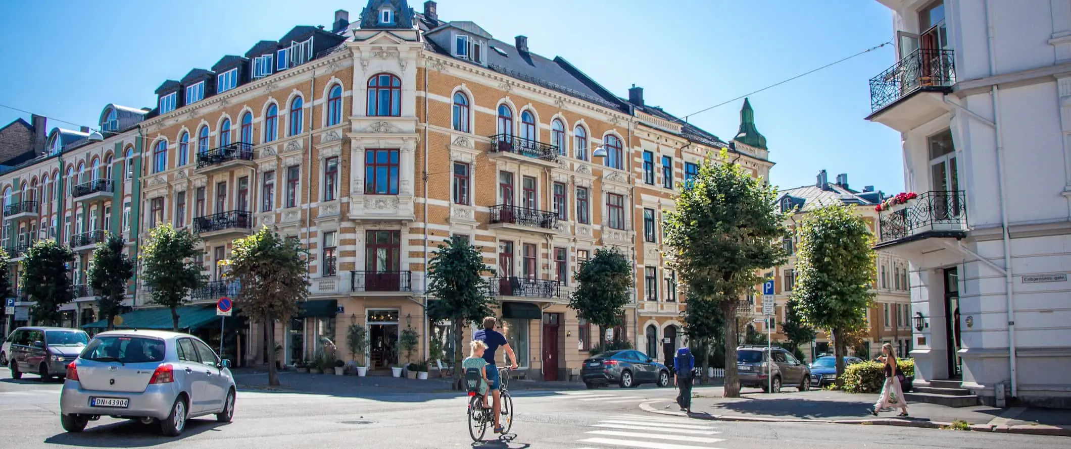 Persone che vanno in bicicletta e guidano nel centro di Oslo, Norvegia