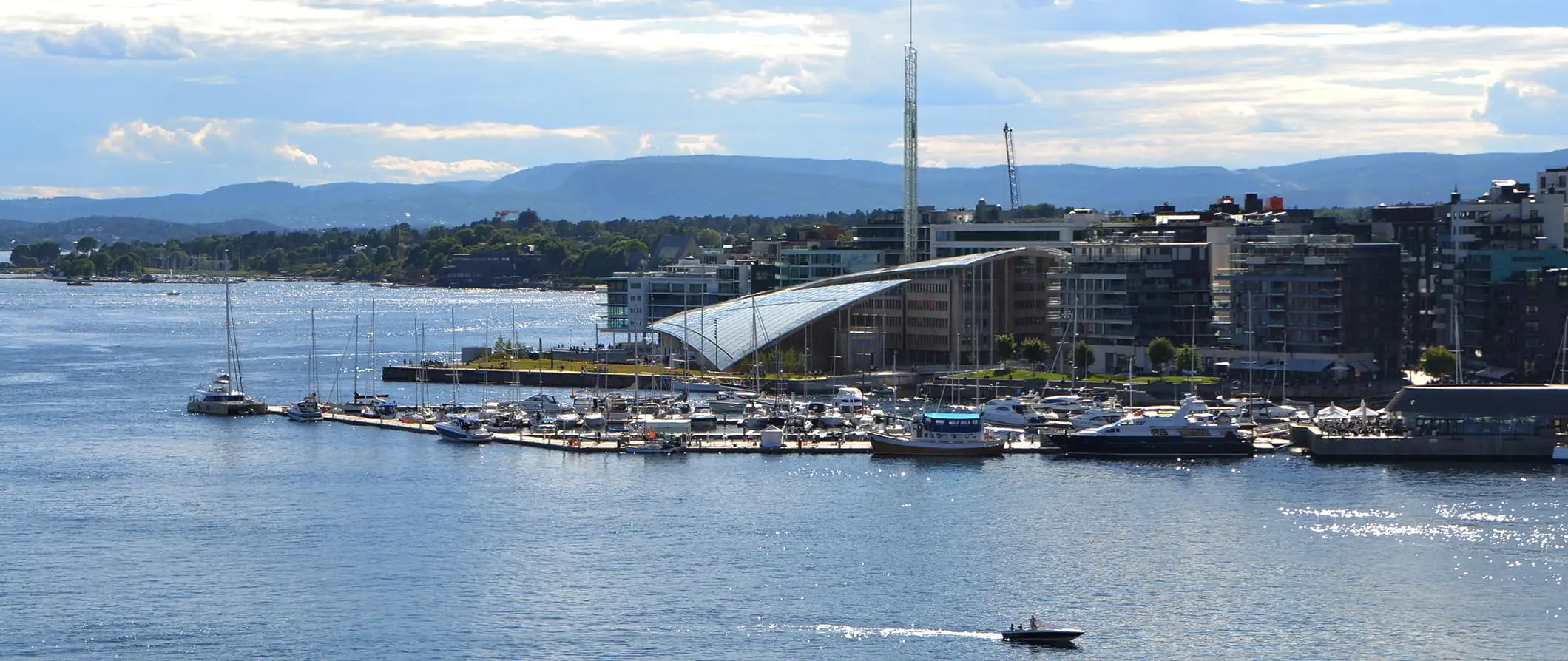 Oslo, Norvégia látképe egy pihentető napsütéses napon