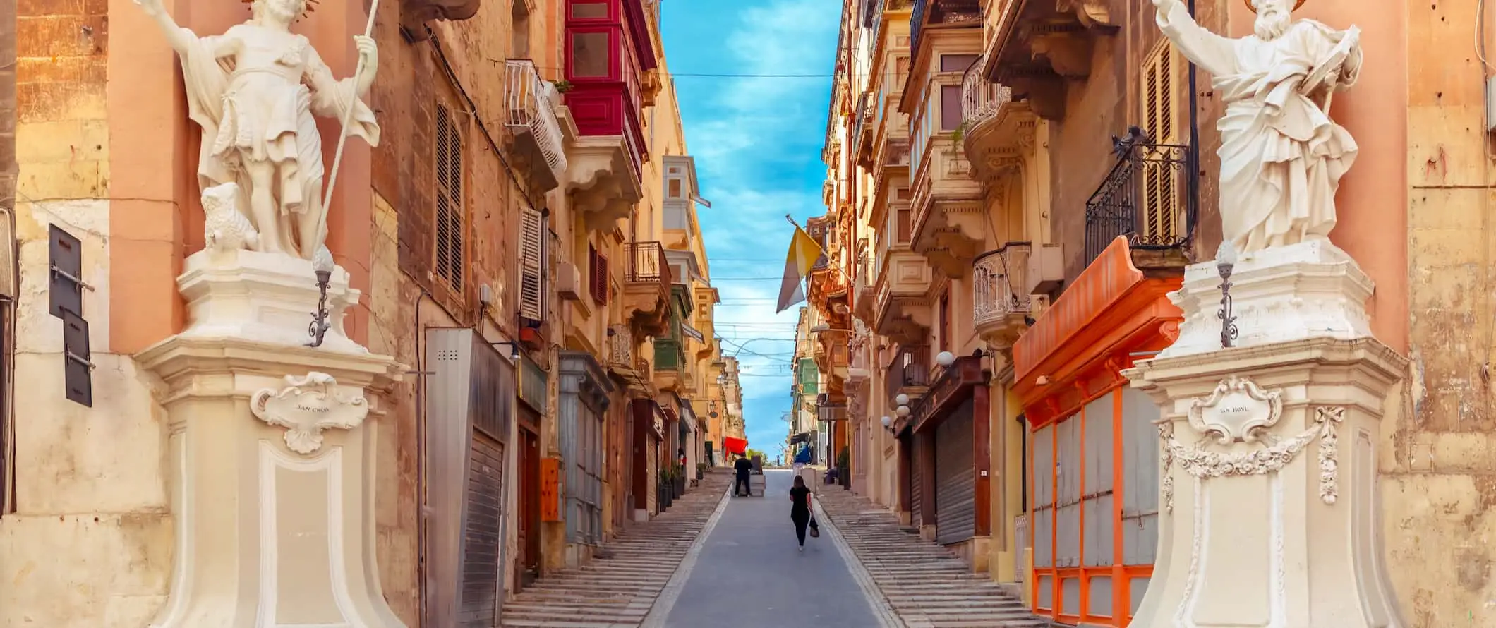 Limanın yakınında yükselen tarihi binaların sıralandığı Malta sahilinin bir görünümü