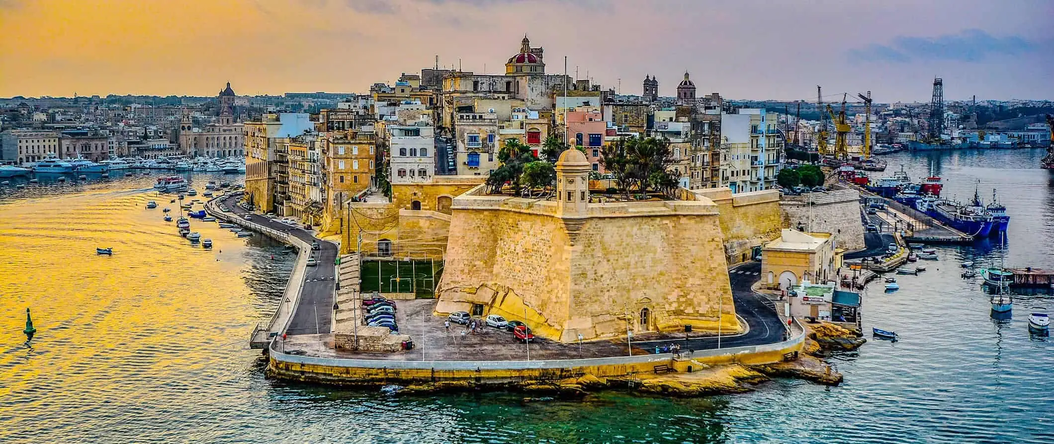 Limanın yakınında yükselen tarihi binaların sıralandığı Malta sahilinin bir görünümü