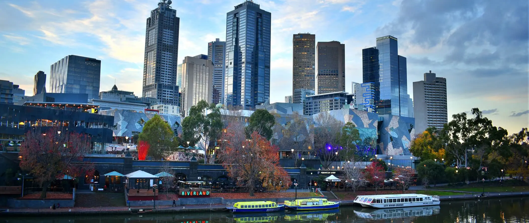 Pemandangan latar langit yang menjulang tinggi di bandar Melbourne, Australia yang meriah