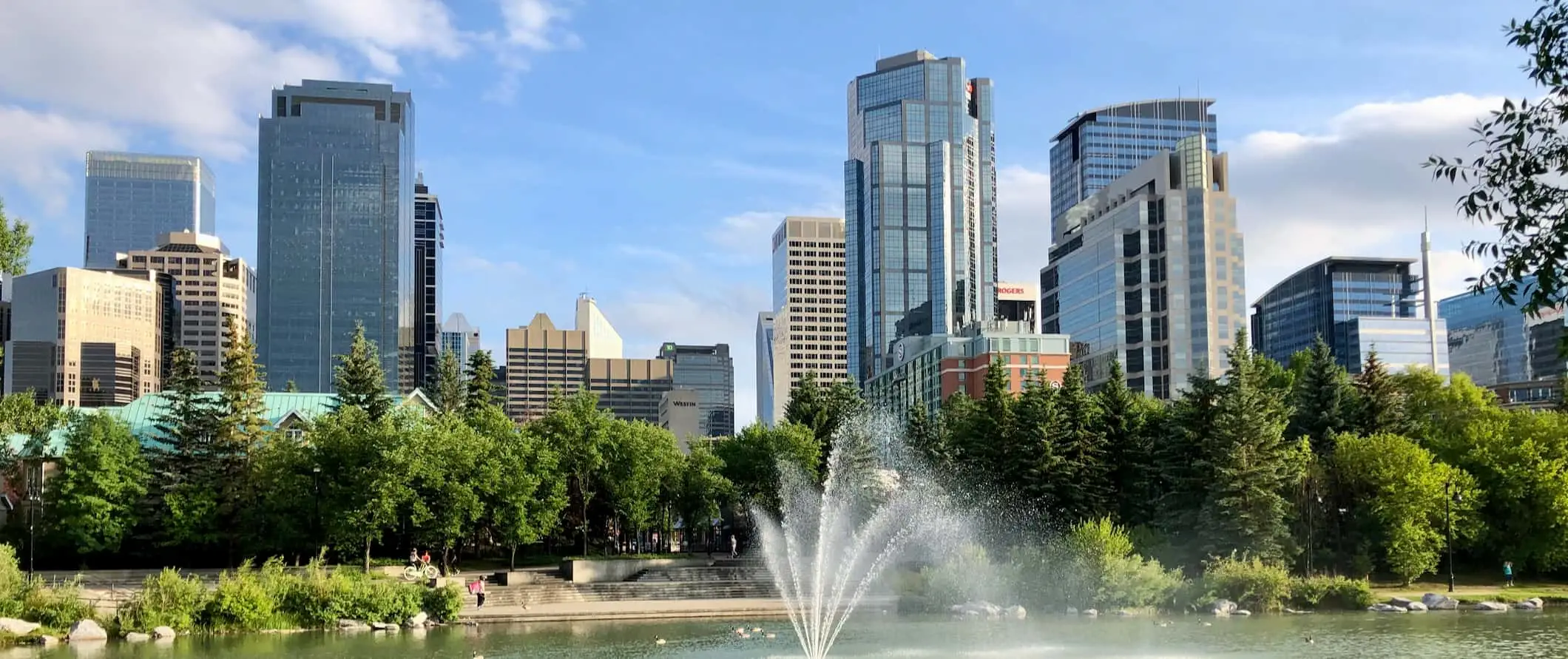 Slunečný letní den s výhledem na Calgary, Kanada