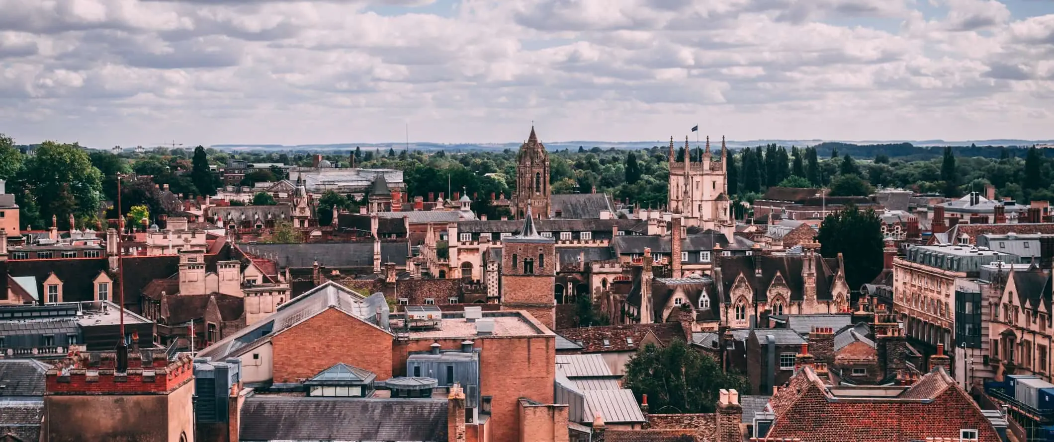 Utsikt over hustakene i Cambridge, England