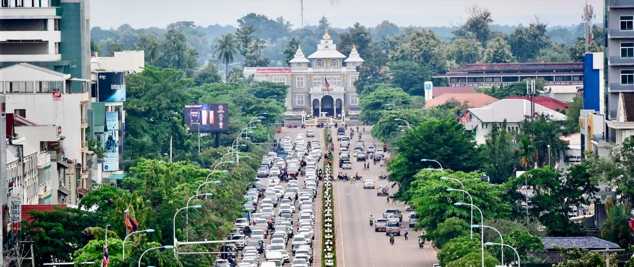 Isang abala, malawak na kalsada na puno ng trapiko sa Vientiane, ang kabisera ng Laos