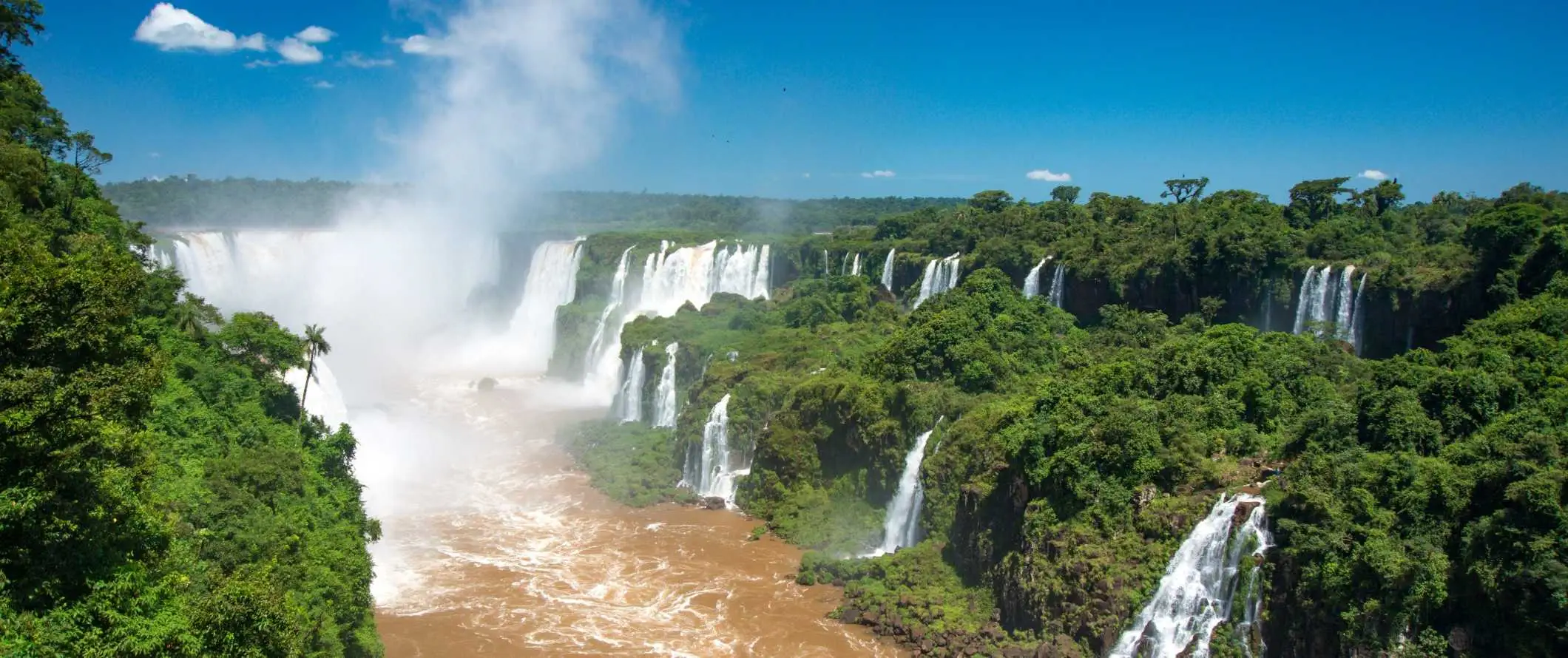 Vattenfallen i Iguazu Falls, omgivna av frodig grönska, i Argentina