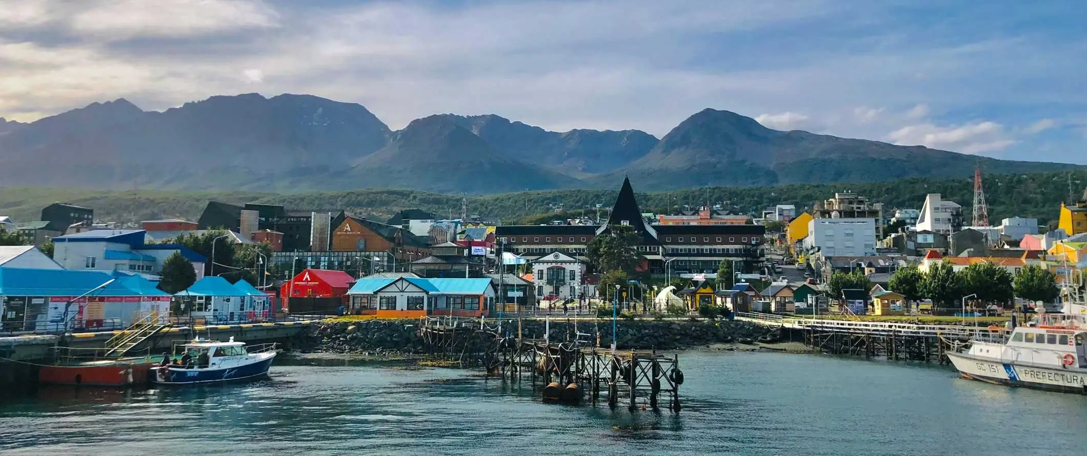 Pisane hiše ob obali, obdani s pomoli v vasi Ushuaia, najjužnejšem mestu v Argentini