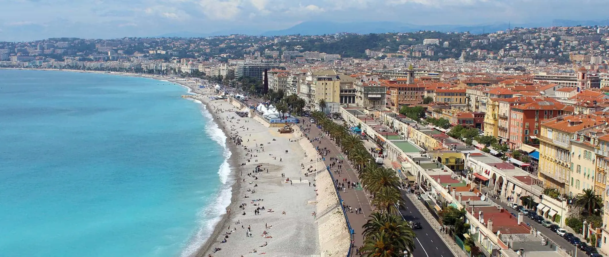 Uma linda vista aérea de Nice e sua praia e calçadão ao longo da costa francesa