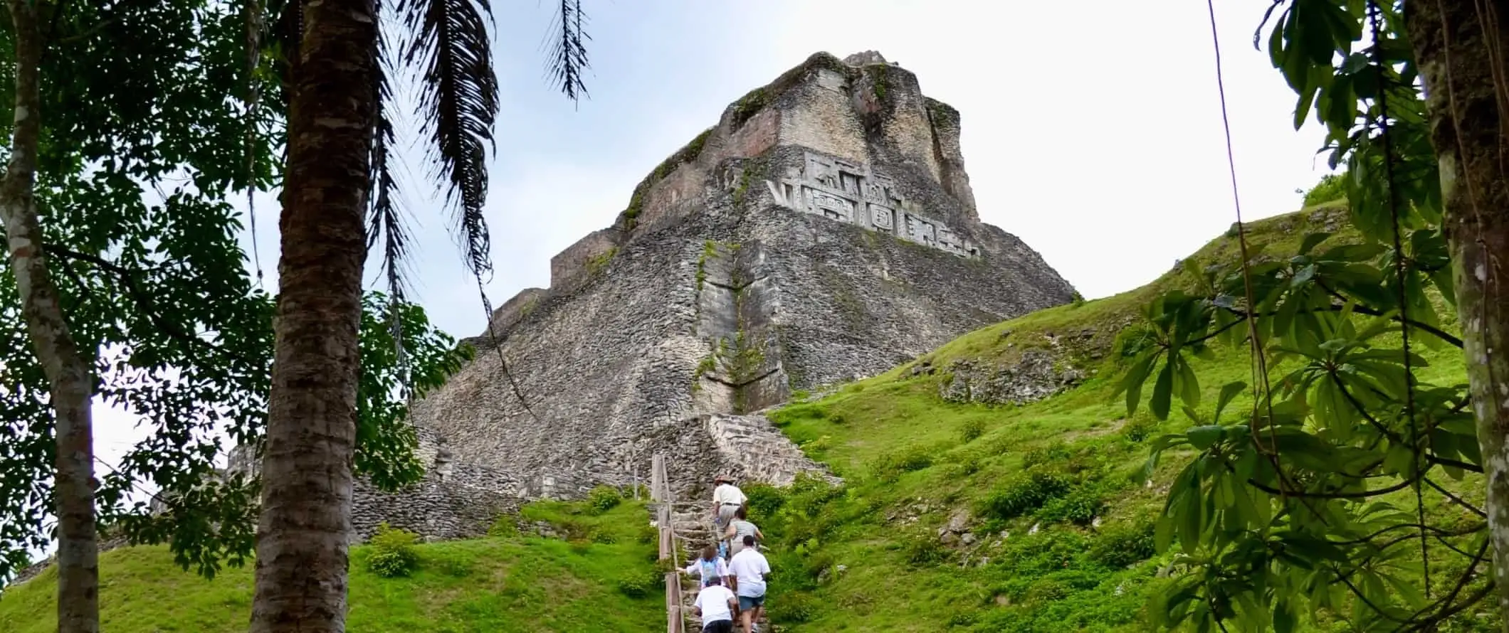 Žmonės, einantys stačiais laiptais, vedantys į Xunantunich, majų griuvėsius San Ignacio mieste, Belize