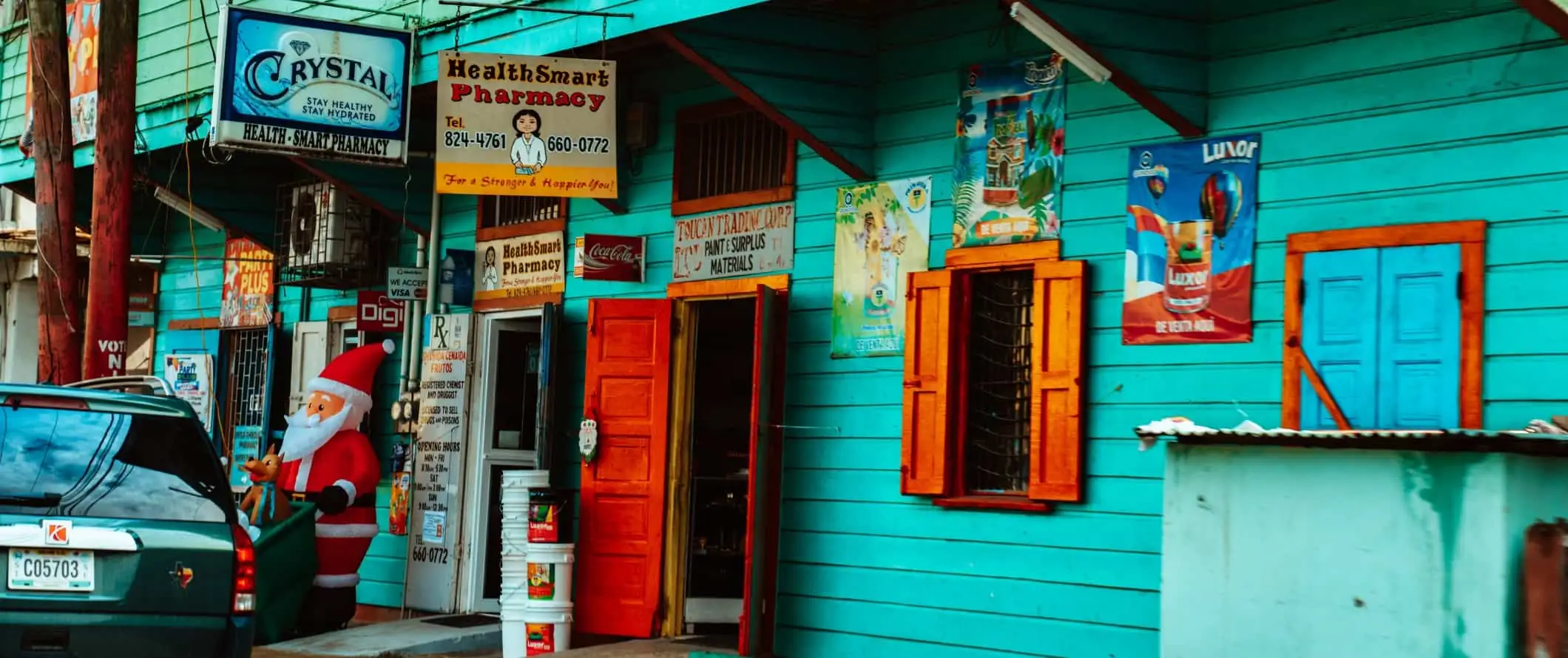 Kedai turquoise dengan pintu merah di San Ignacio, Belize