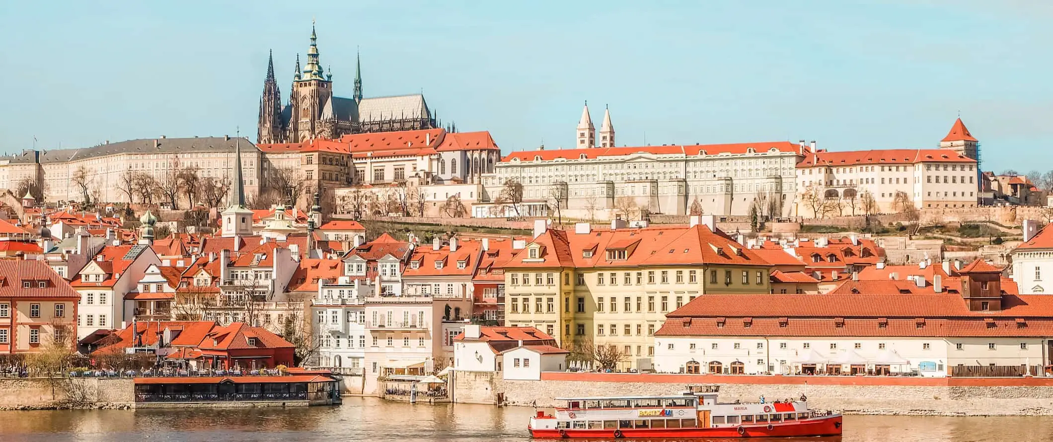 Skyline av historiske Praha, Tsjekkia sett fra elven