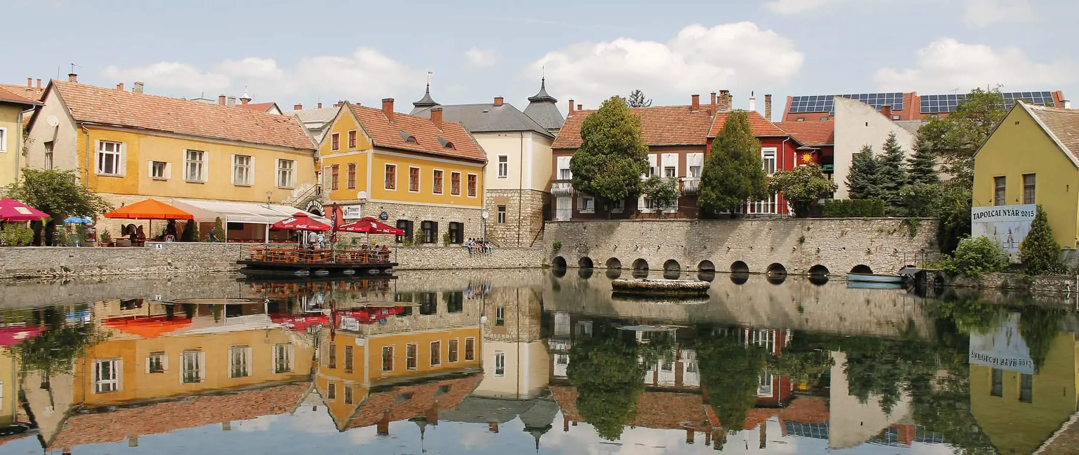 eine bunte Stadt in Ungarn