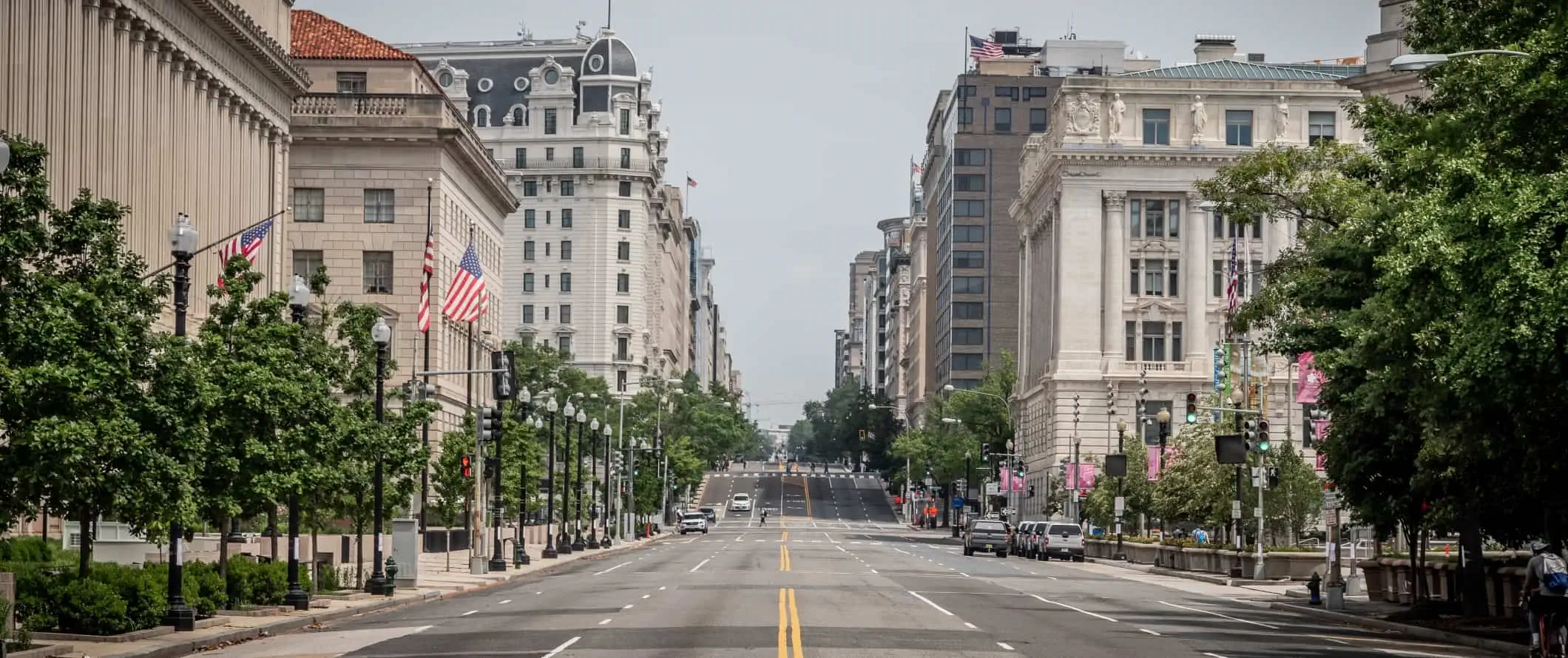 Malawak na kalye na may mga marangal na gusali ng pamahalaan sa Washington, DC.