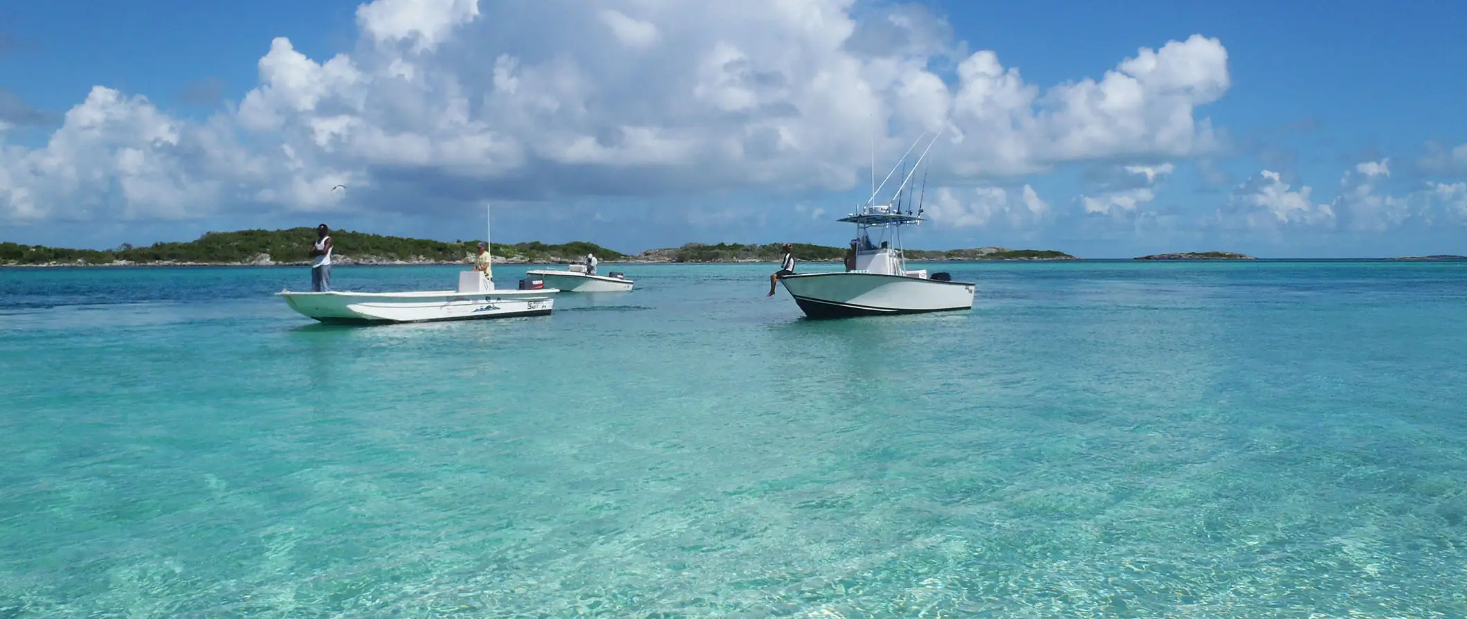 persone che pescano dalle barche alle Bahamas