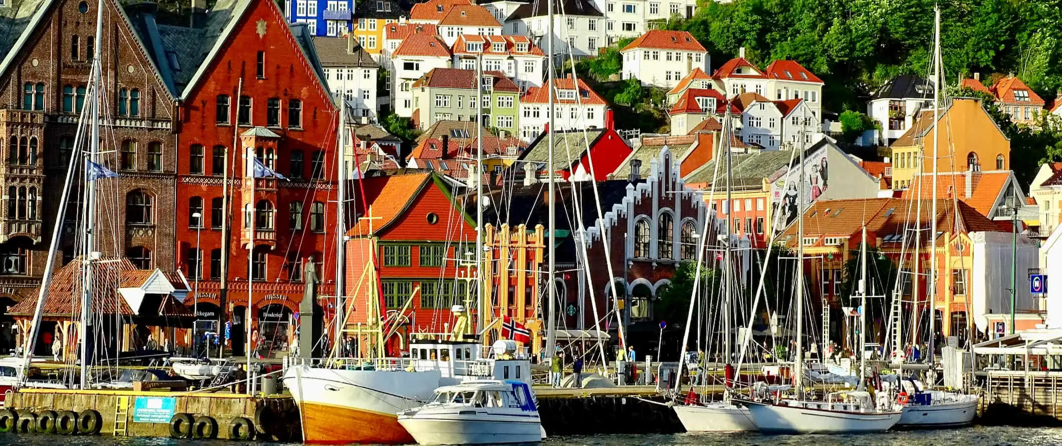 Mga bangka sa daungan sa kahabaan ng baybayin ng makulay na Bergen, Norway