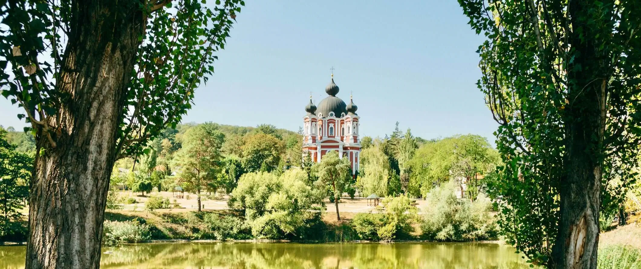 Een beroemde kerk in Moldavië die hoog oprijst tussen de bossen