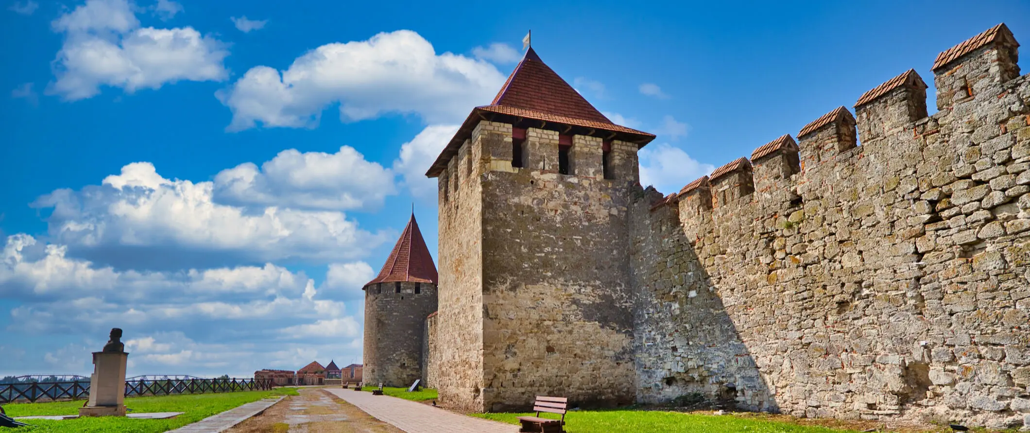 Benteng Bendery yang besar di Moldova dengan temboknya yang besar dan kokoh pada hari musim panas yang cerah