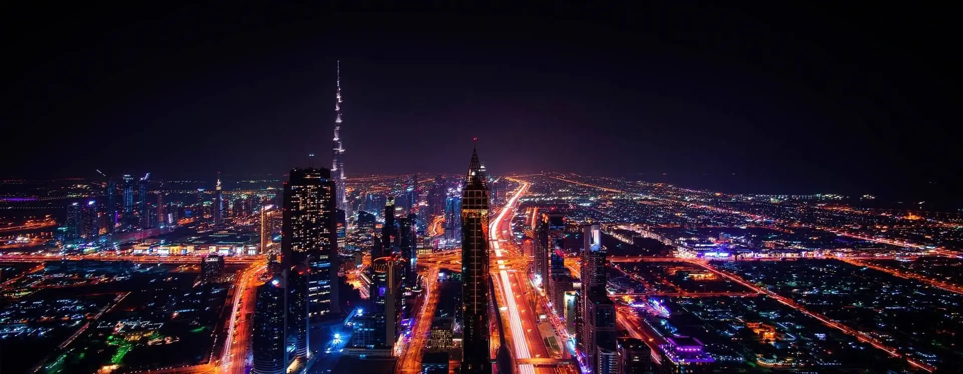 L'imponente e iconico skyline di Dubai si illumina di notte