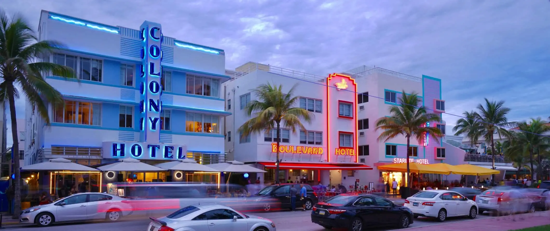 Art déco-byggnader lyser upp i neonljus vid solnedgången i South Beach, Miami, Florida