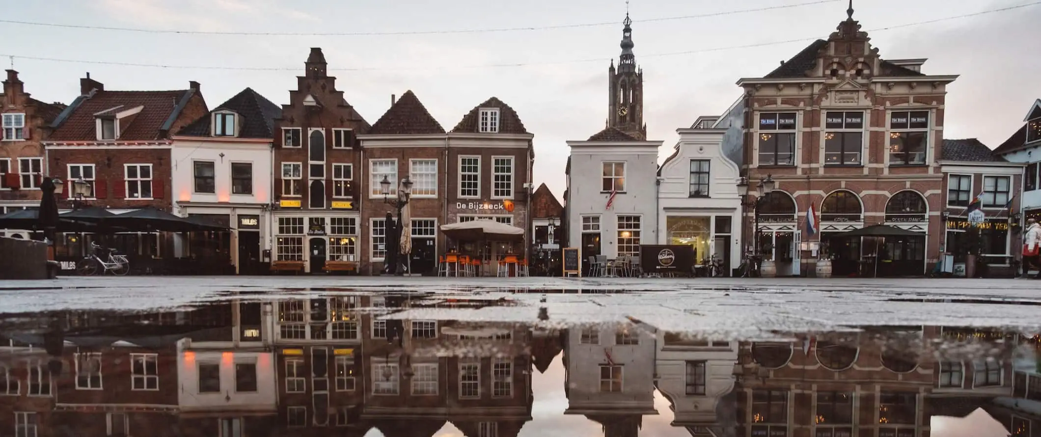 Hari hujan di Utrecht, Belanda menampilkan deretan bangunan bersejarah lama