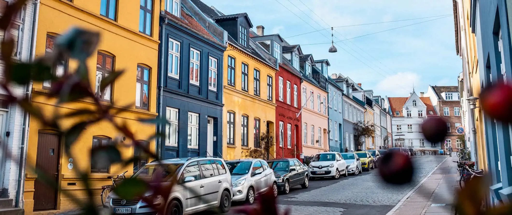 Bunte Häuser in einer ruhigen Straße in Aarhus, Dänemark