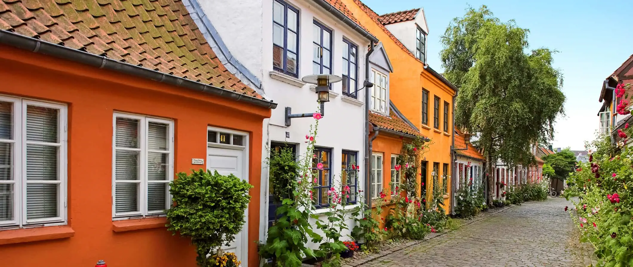 Bunte Häuser in einer ruhigen Straße in Aarhus, Dänemark