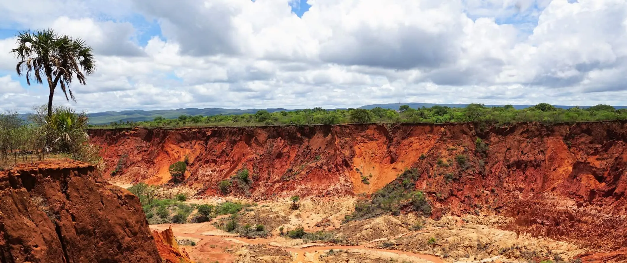 Ngarai merah cerah yang dramatis di Taman Nasional Tsingy Rouge di Madagaskar, Afrika