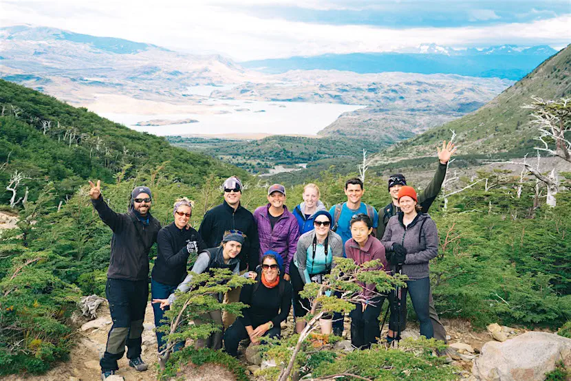 túracsoport Nomadic Matttel pózol egy hegyi túra során