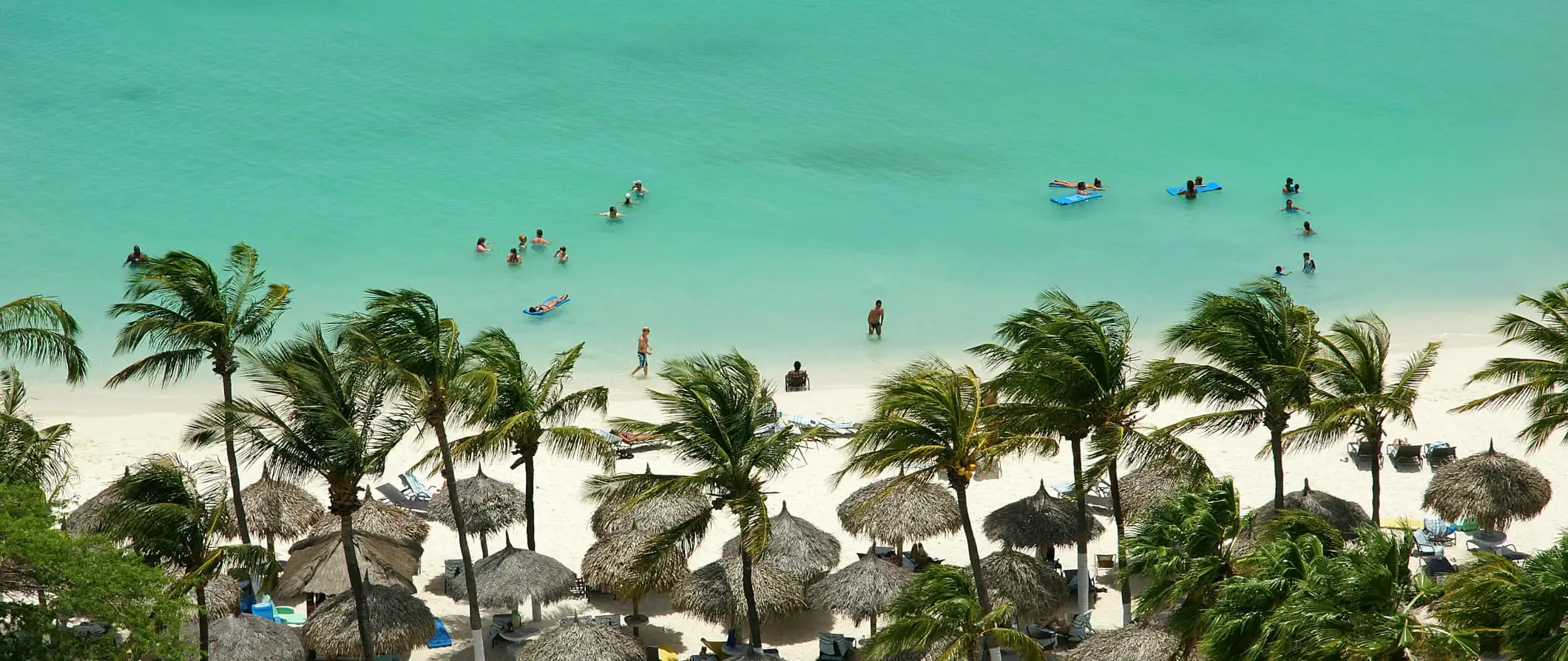 Edificios coloridos en la soleada Aruba en el Caribe