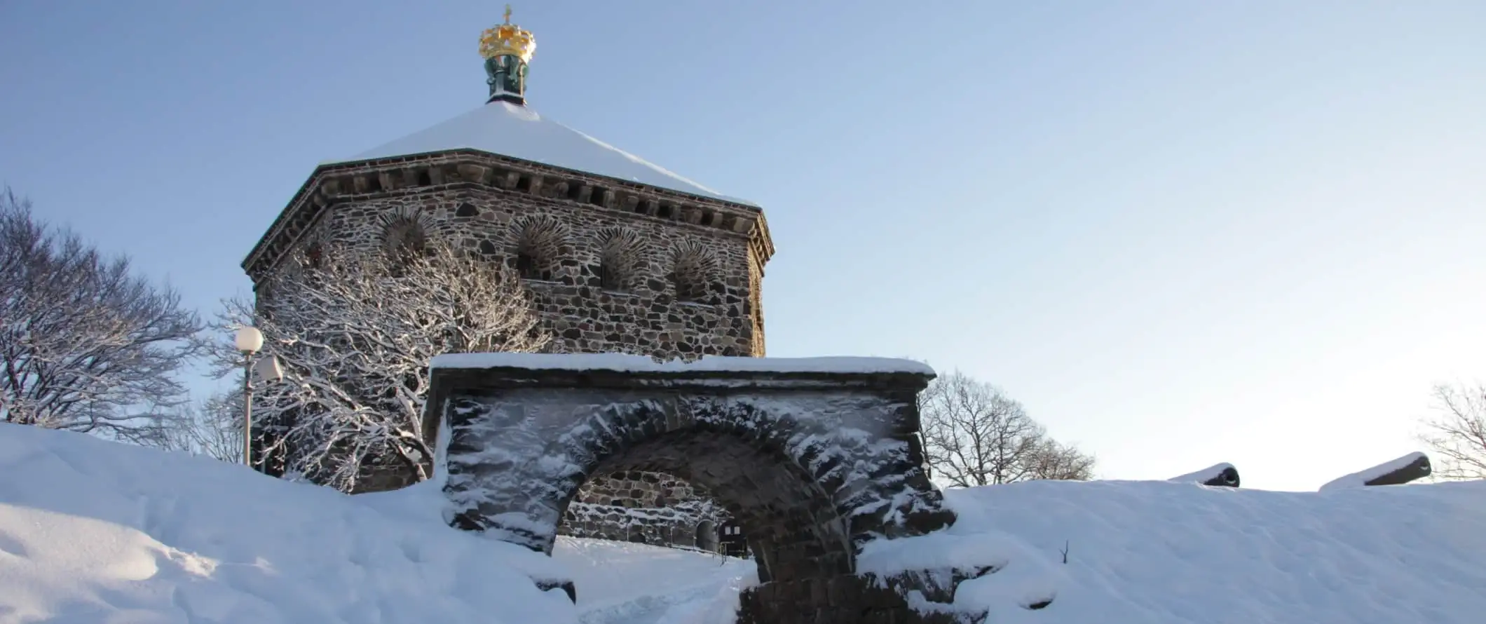 Il cancello di pietra della fortezza di Skansen Kronan coperto di neve a Göteborg, Svezia