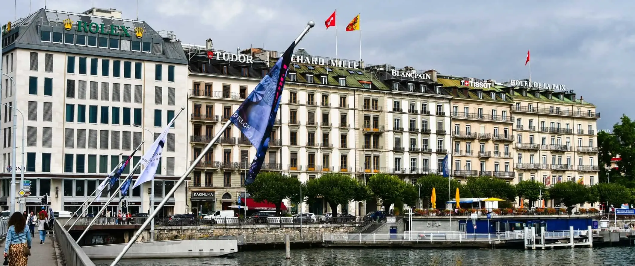 Edificios a lo largo del paseo marítimo de Ginebra, Suiza