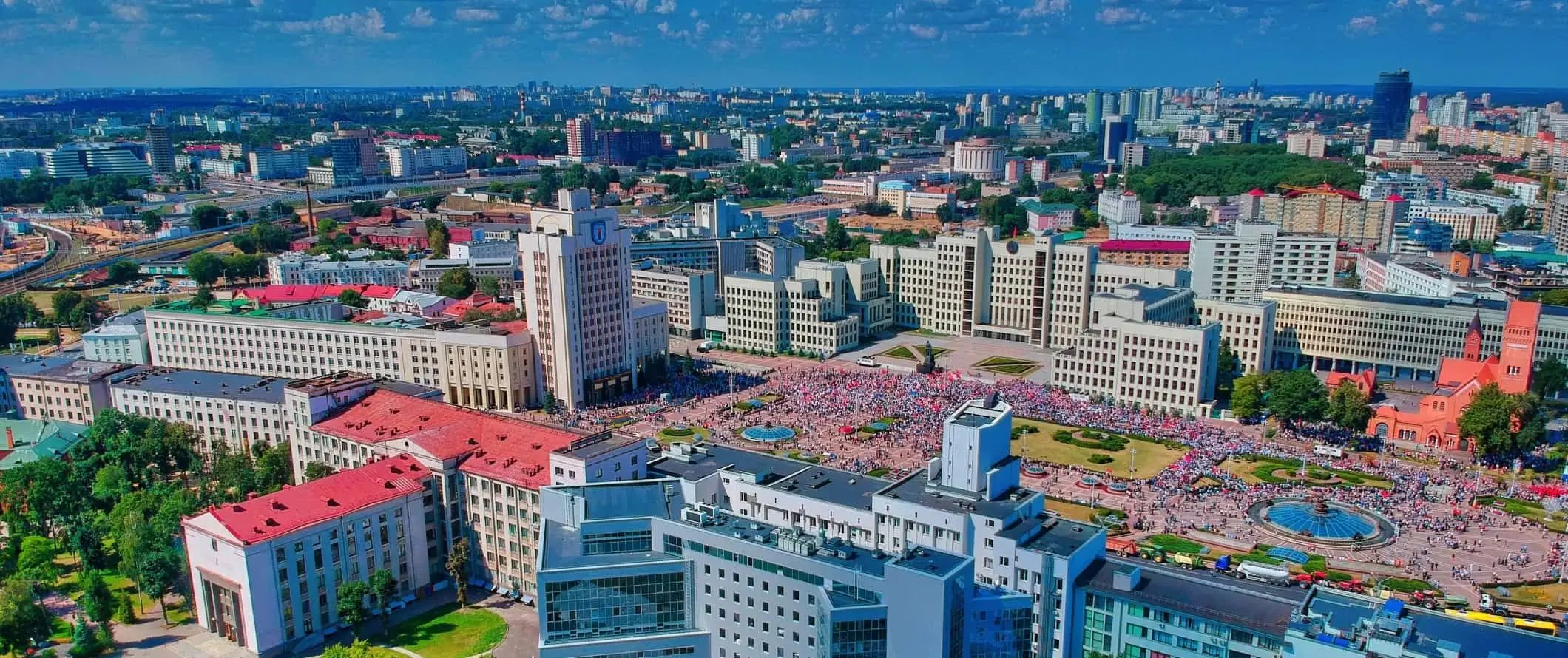 Parlak güneşli bir günde Minsk, Beyaz Rusya'nın silueti