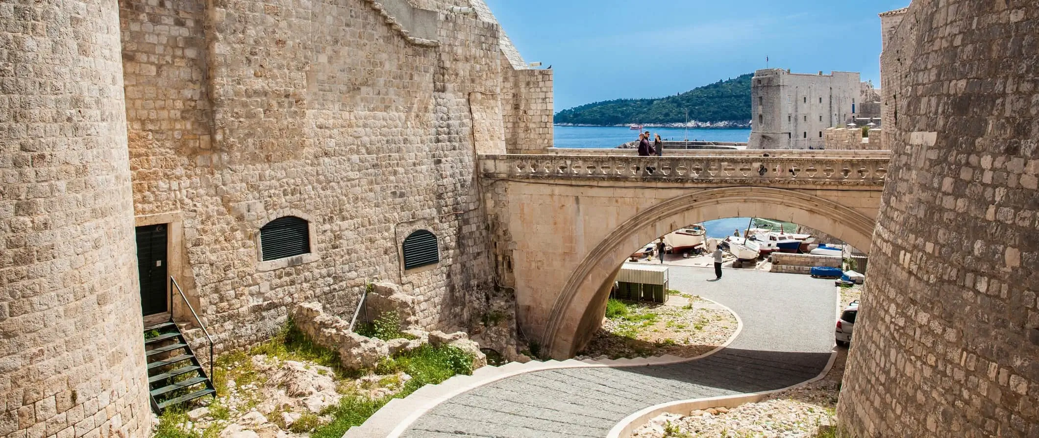 Ang Old Town ng Dubrovnik, Croatia at ang matatayog na pader ng lungsod