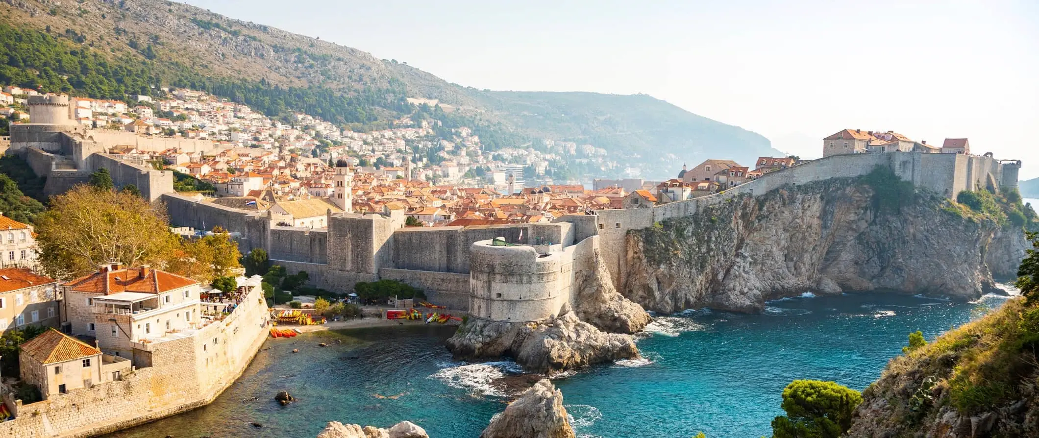 De charmante oude binnenstad van Dubrovnik, Kroatië, gezien vanaf de zee