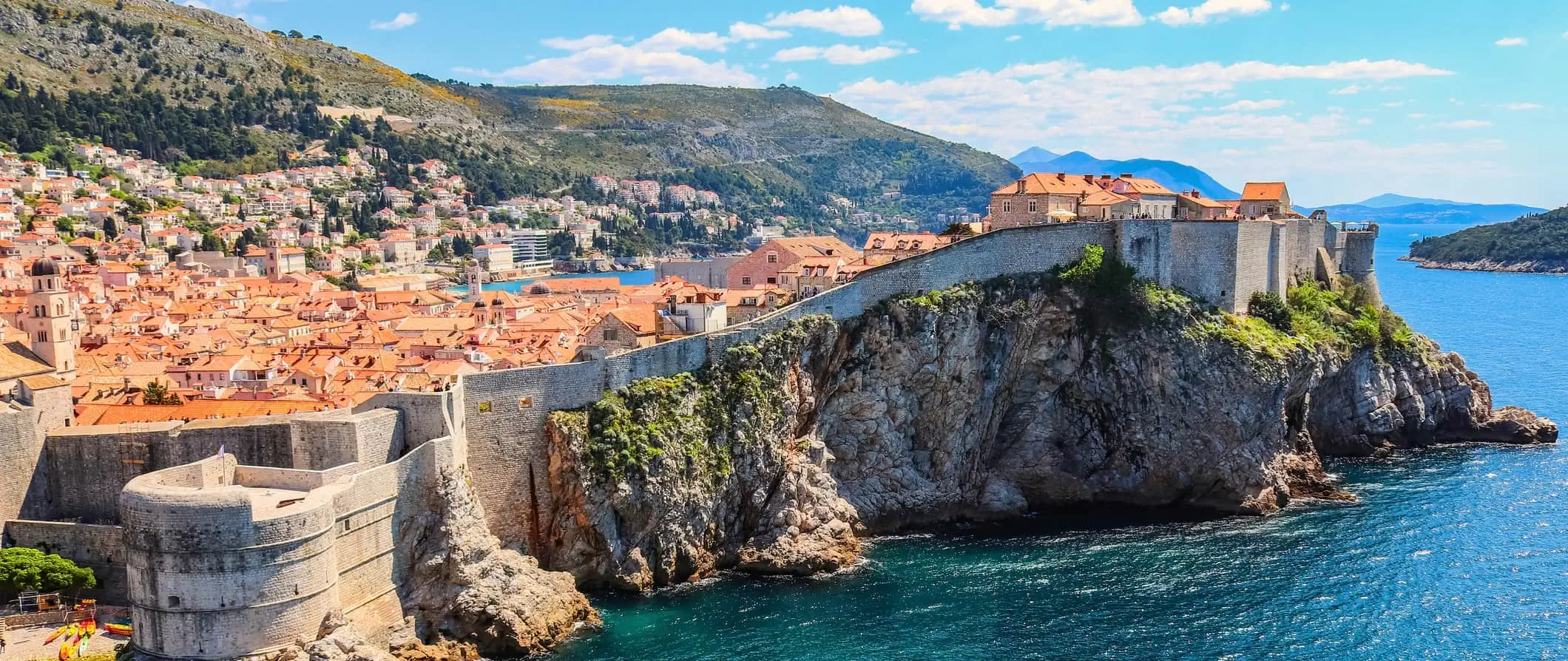 Uma vista sobre a Cidade Velha de Dubrovnik, Croácia e as antigas muralhas da cidade