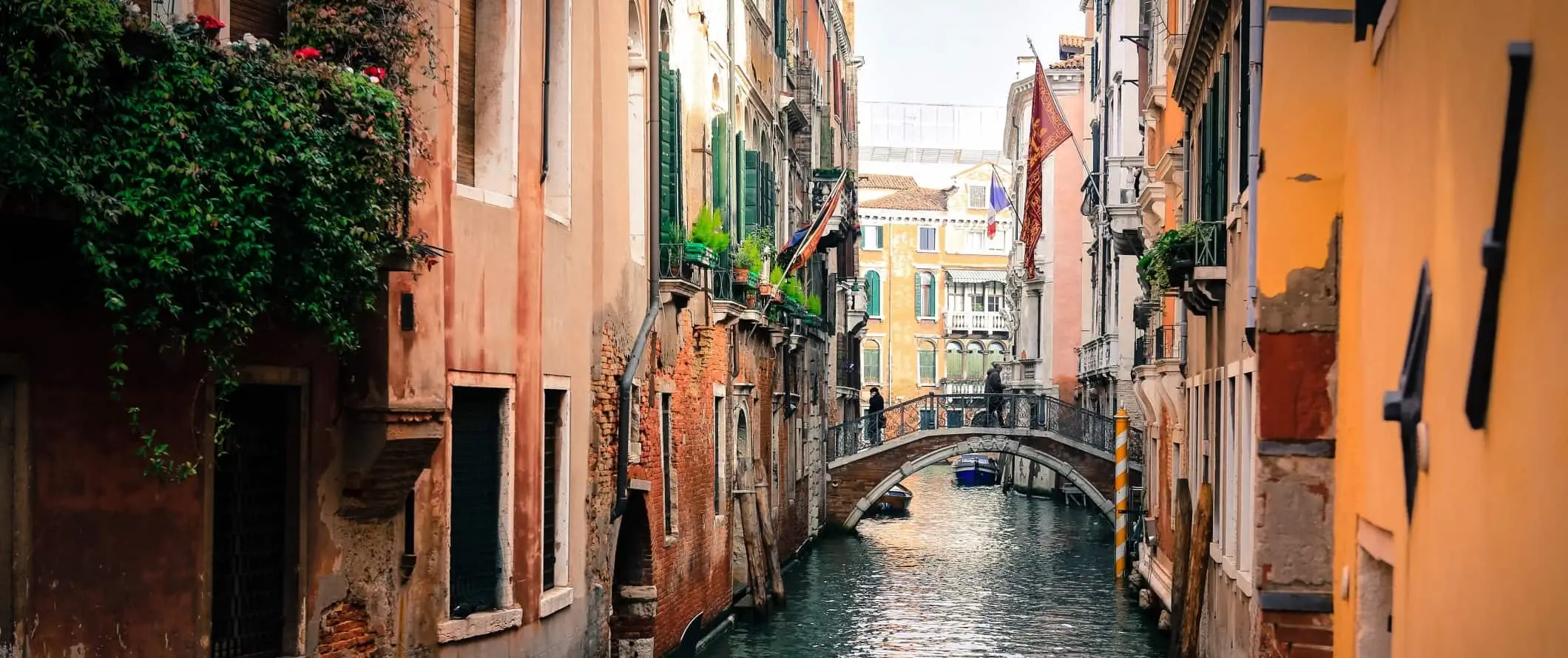 Primo piano su case colorate e storiche che costeggiano un canale a Venezia, Italia.