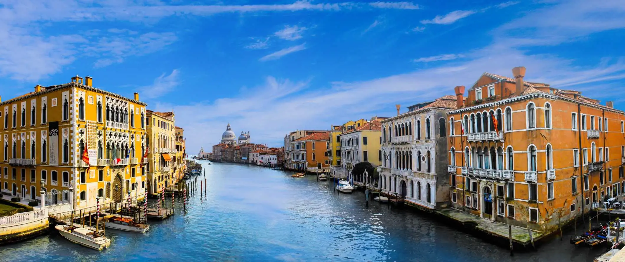 Viste panoramiche che mostrano gli affascinanti canali storici che si snodano attraverso Venezia, Italia.