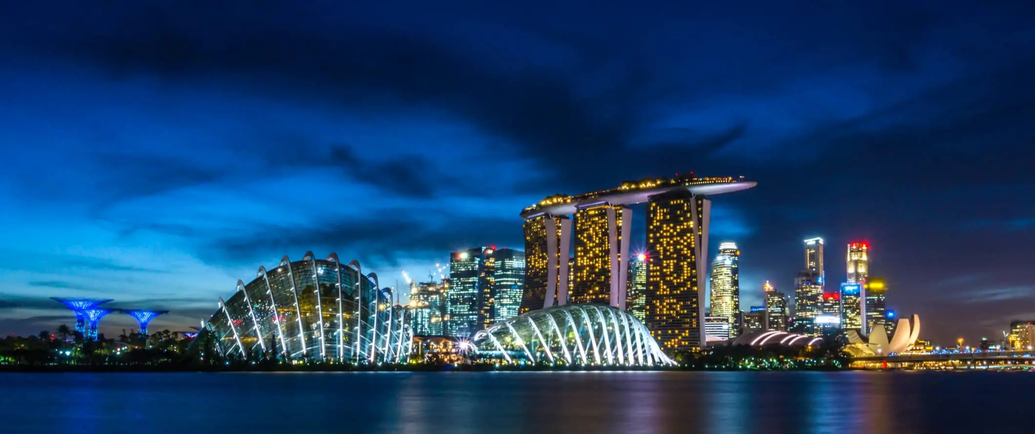 Miesto Singapūro panorama su dangoraižiais apšviesta naktį