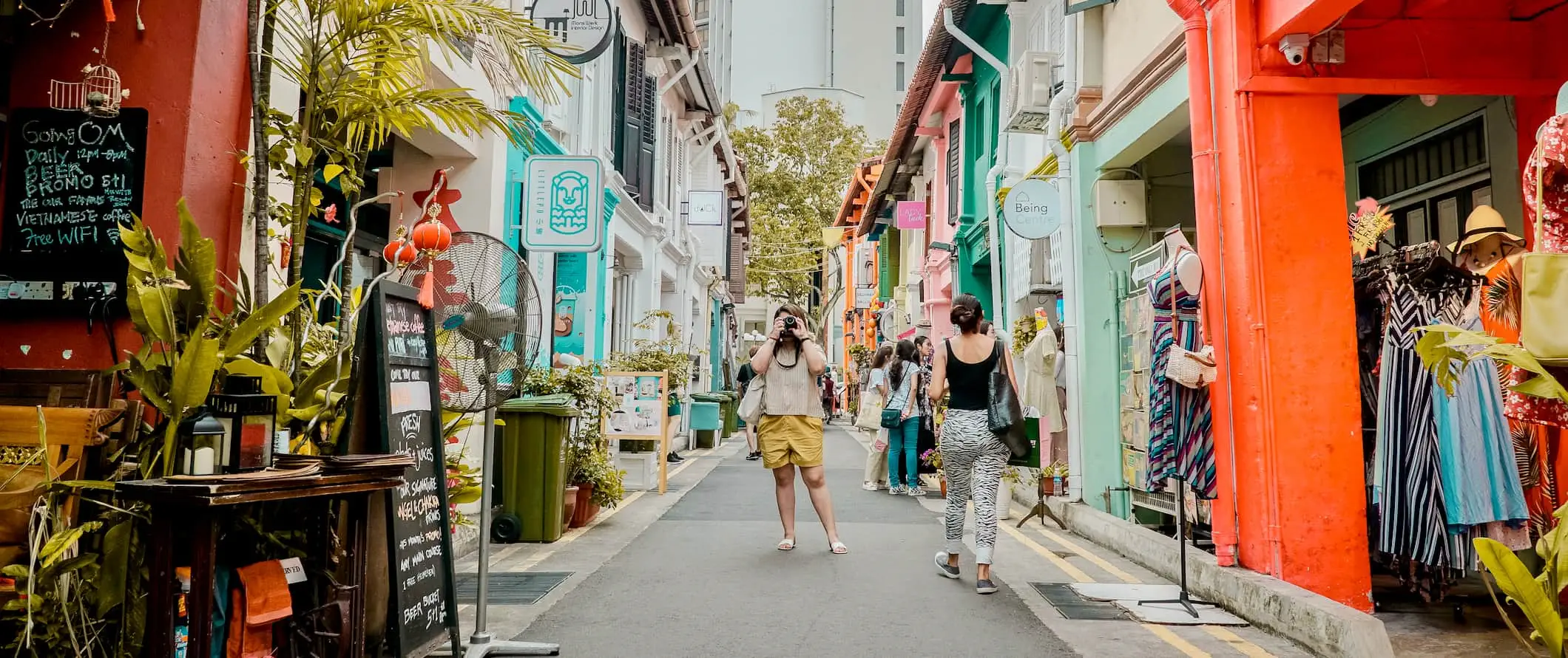 Skyline af det urbane Singapore, med skyskrabere, der alle er oplyst om natten