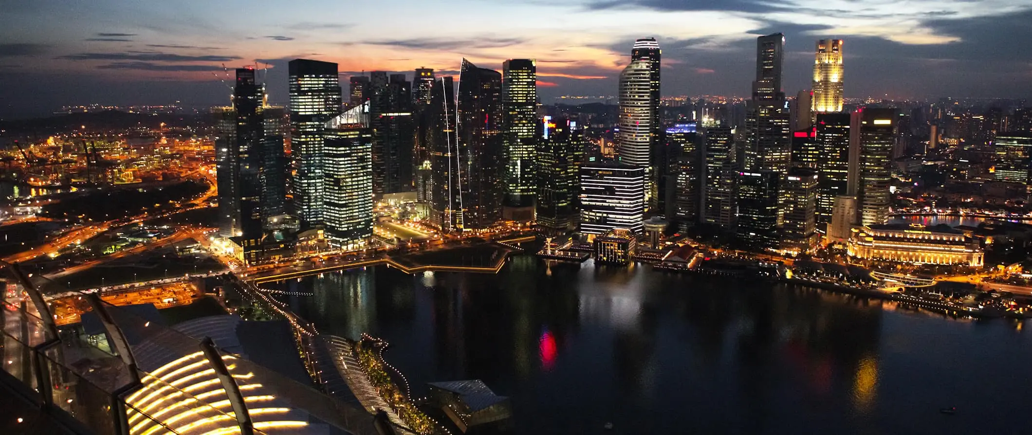 Miesto Singapūro panorama su dangoraižiais apšviesta naktį