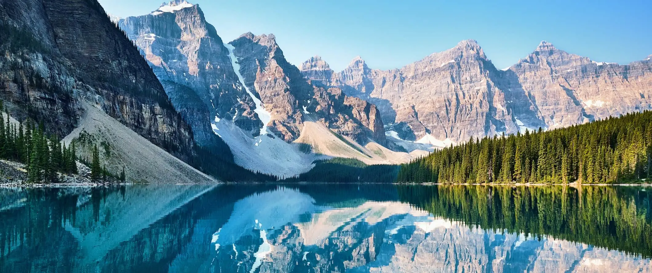 die atemberaubenden kanadischen Rocky Mountains, die den Westen Kanadas überragen