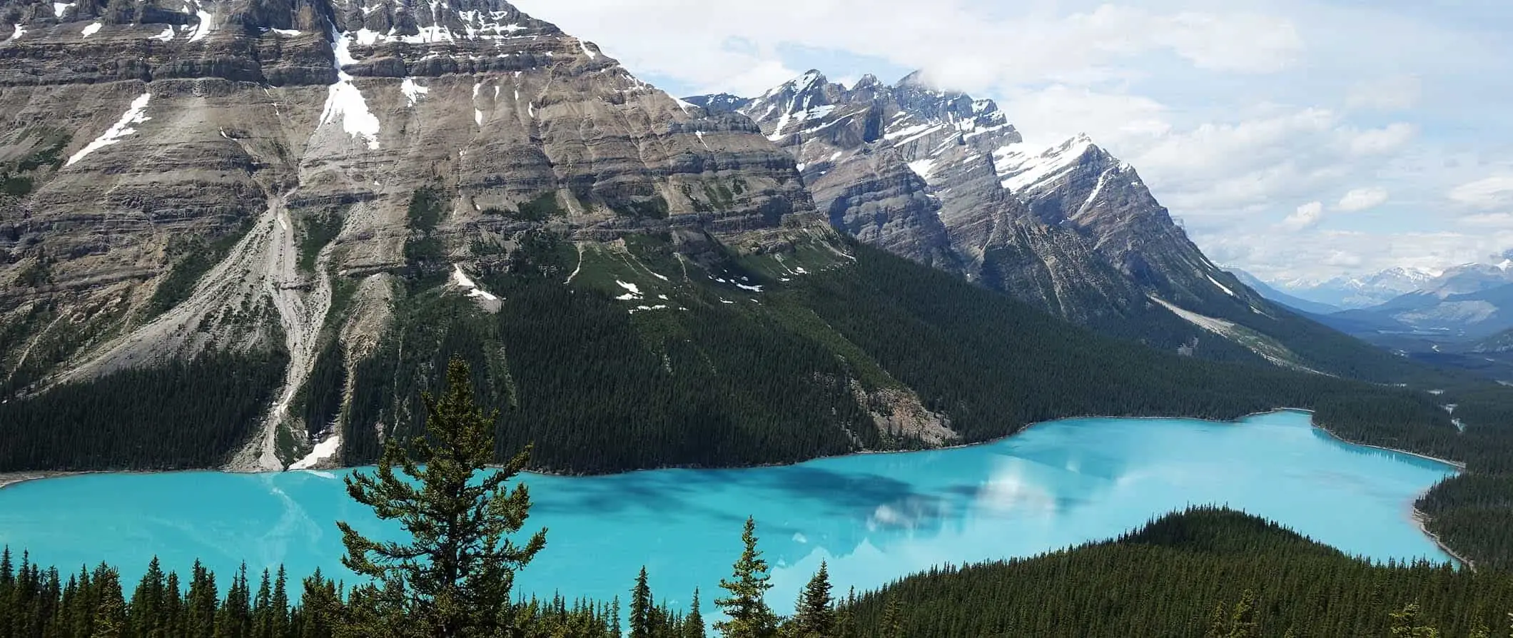 die atemberaubenden kanadischen Rocky Mountains, die den Westen Kanadas überragen