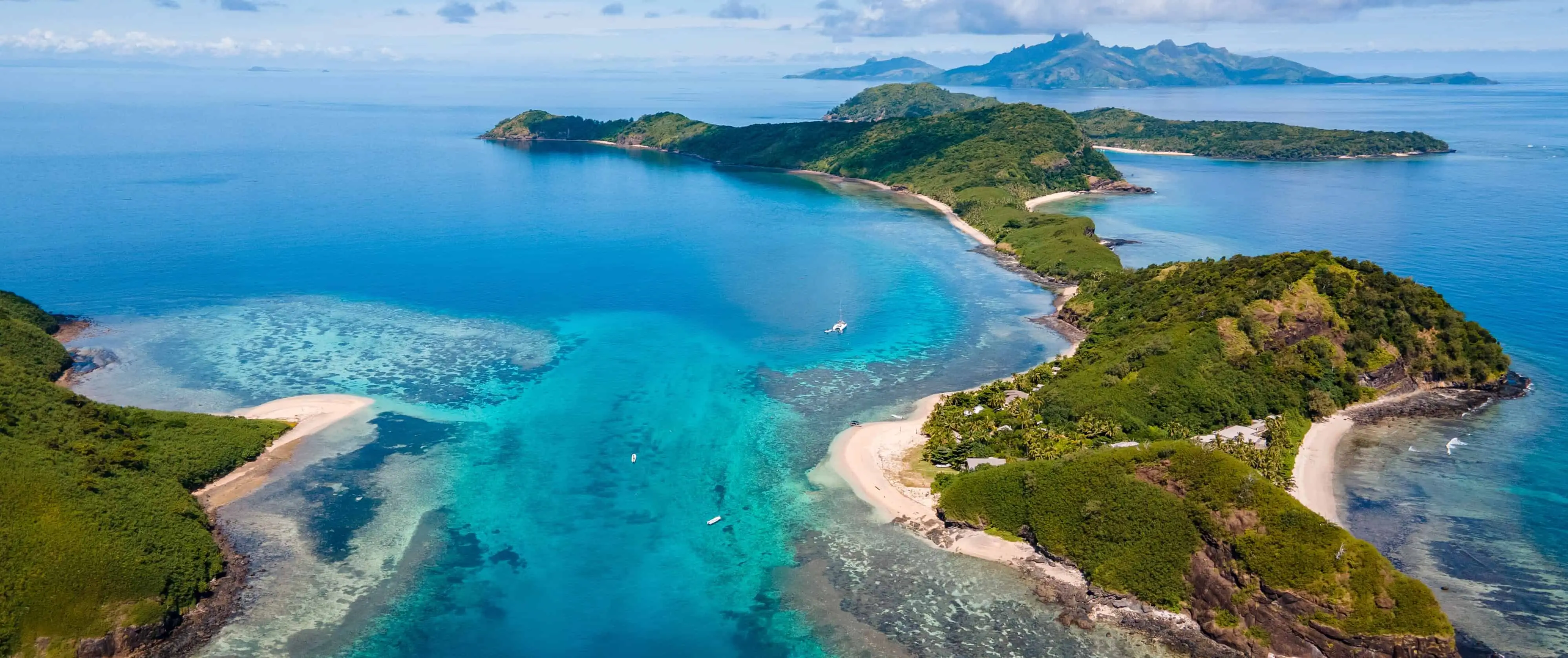 Pulau terpencil yang dikelilingi oleh air biru di Fiji