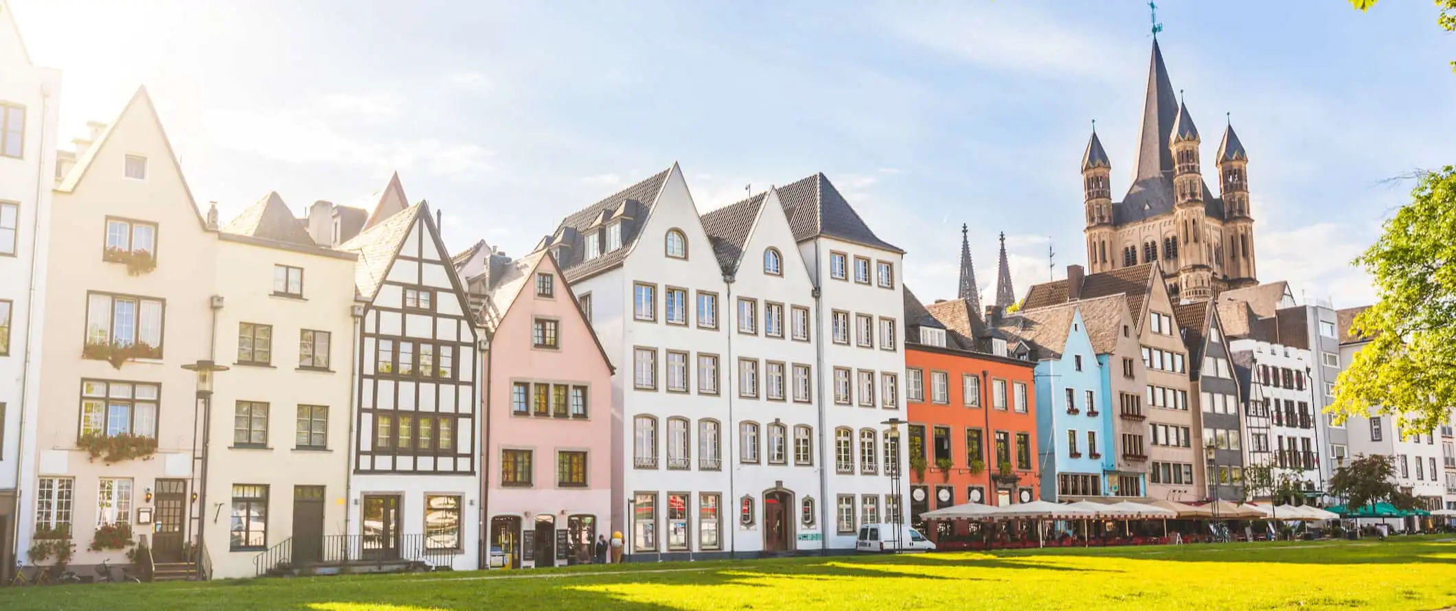 Een rij kleurrijke oude huizen in het zonnige Keulen, Duitsland