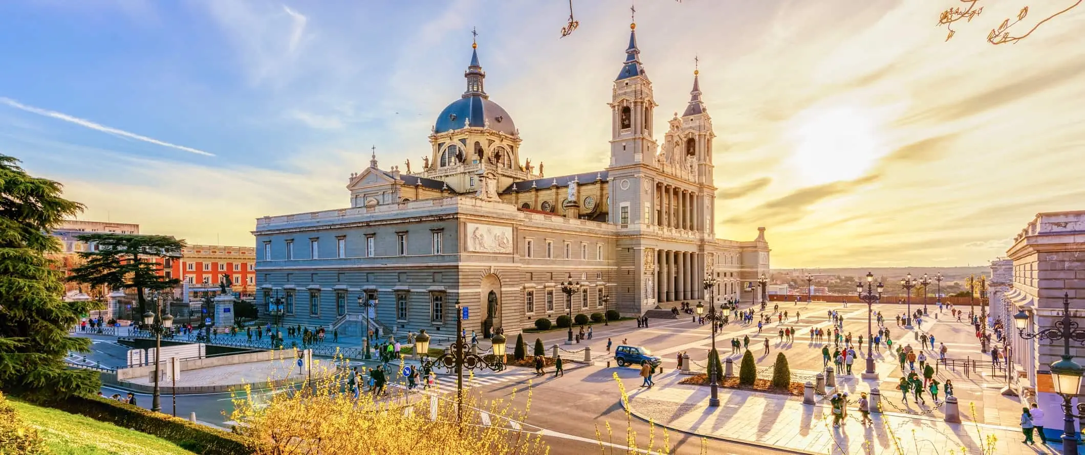 Ang nakamamanghang at makasaysayang arkitektura ng Madrid, Spain malapit sa isang malaking plaza sa paglubog ng araw