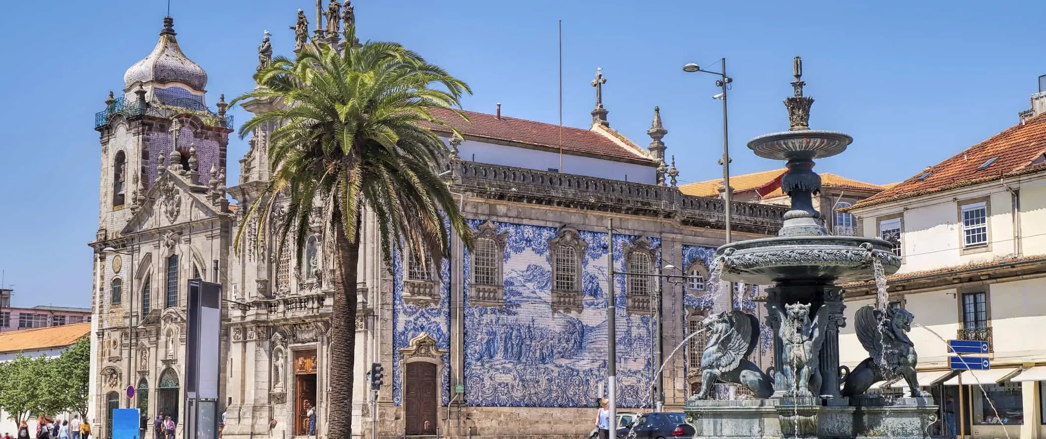 Une église emblématique sous le soleil de Porto, au Portugal, avec une fontaine au premier plan