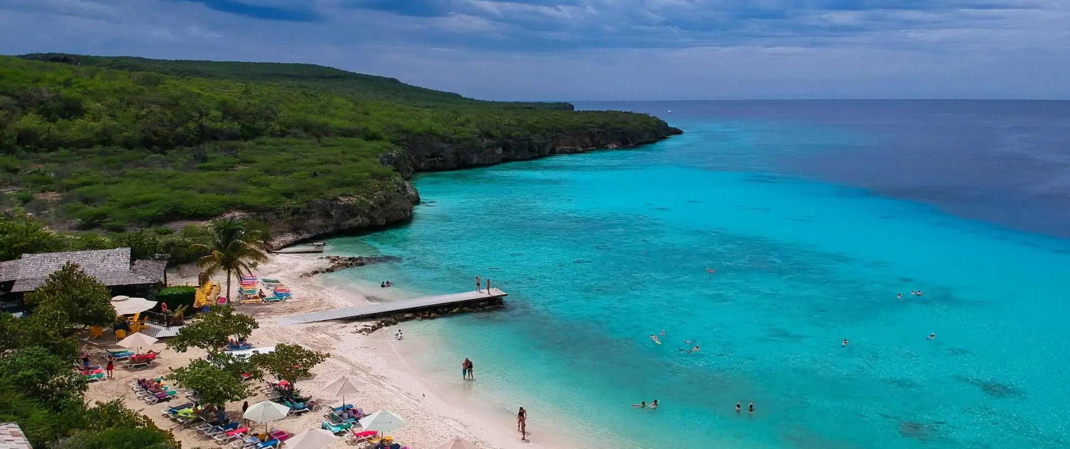 Drohnenansicht eines Strandes auf der tropischen Insel Curaçao in der Karibik