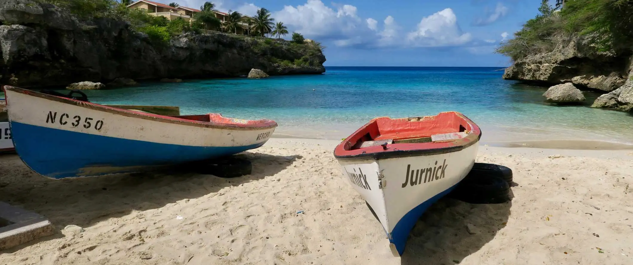 Ruderboote an einem Strand auf der tropischen Insel Curaçao in der Karibik